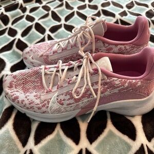 Women’s Pink Nike Superrep go 3 fly knit size 9